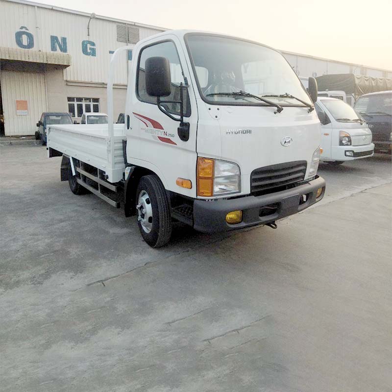 Xe ô tô tải Hyundai New Mighty N250 và N250SL Hyundai New Mighty N250 và N250SL là các dòng xe tải nhẹ với tải trọng 2.5 tấn. Cả hai đều có thiết kế nhỏ gọn, động cơ mạnh mẽ và tiết kiệm nhiên liệu, đáp ứng tốt nhu cầu vận chuyển hàng hóa trong đô thị và các khu công nghiệp. Điểm mạnh: Thiết kế nhỏ gọn và dễ dàng di chuyển. Động cơ mạnh mẽ và tiết kiệm nhiên liệu. Phù hợp cho vận chuyển hàng hóa trong đô